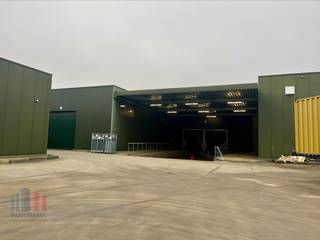 Uitstekend gelegen opslagruimte van maar liefst 2.216 m², ideaal voor diverse bedrijfsactiviteiten, gelegen nabij de drukke en goed...