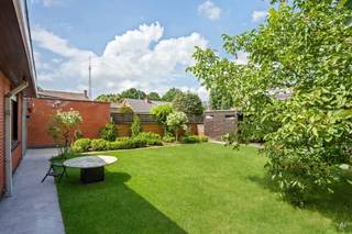 Deze instapklare bungalow is ideaal voor wie comfort, ruimte en rust wil combineren. Gelegen in een residentiële wijk in Bissegem, biedt deze woning 160 m² woonoppervlakte op een perceel van 573 m². Mooie tuin met bijgebouw. De woning beschikt over een aangename leefruimte met open haard, keuken, 3 slaapkamers en een badkamer. Dankzij de praktische gelijkvloerse indeling zijn alle leefruimtes vlot toegankelijk. Buiten geniet je van een mooie tuin met terras en een ruime oprit.TROEVEN: rustige ligging, volledig gelijkvloers, ruime tuin, ruime oprit, EPC C en centrale verwarming op aardgas.Voor wie is dit ideaal? Voor gezinnen, koppels of wie op zoek is naar een comfortabele woning zonder trappen.Te koop via Immo Beguin, jouw vastgoedexpert sinds 2009. Met kantoren in Ronse, Waregem, Kortrijk, Deinze, Doornik, Lessines, Moeskroen en Nieuwpoort.Bezoek na afspraak met IMMO BEGUIN: Louis@immobeguin.be