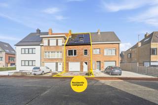 In een rustige ligging te Stene (Oostende) bevindt zich deze verzorgde bel-étagewoning met dubbele garage, veranda, tuin en 2 slaapkamers. De woning werd gebouwd in 1989 en heeft een bruikbare vloeroppervlakte van 152 m² op een perceel van 162 m².<br /><br />Op het gelijkvloers kom je binnen via de inkomhal met toegang tot een apart toilet. Verder is er een dubbele garage met elektrische sectionale poort, een praktische wasplaats met aansluiting voor wasmachine, een aparte berging onder de trap en een veranda die uitgeeft op de volledig omheinde tuin met terras.<br /><br />Op de eerste verdieping bevindt zich de lichtrijke leefruimte, een ingerichte keuken met onder meer anderhalve spoelbak, vaatwasmachine, keramische kookplaat, dampkap, combi-oven, koelkast met vriesvak en vaste eettafel. De badkamer is uitgerust met toilet, ligbad met douchestang en lavabo met meubel.<br /><br />Op de tweede verdieping zijn er 2 slaapkamers, een bureau en een zolderruimte met isolatie op de zoldervloer.<br /><br />De woning beschikt over pvc-ramen met dubbele beglazing, een conforme elektrische installatie tot 2045, centrale verwarming op aardgas én extra comfort via een lucht/lucht-warmtepomp. Bovendien zijn er 10 zonnepanelen aanwezig, inclusief groenestroomcertificaten tot 2029. Met een EPC van 237 kWh/m² jaar (label C) is dit een interessante woning voor wie op zoek is naar ruimte en functionaliteit.<br /><br />Interesse? Contacteer ons en plan uw bezoek in!