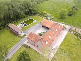 Maison confortable située dans une oasis de paix et de verdure sur une superficie de 4 049 m².La maison dispose d'un salon spacieux, d'une cuisine équipée, de 3 chambres et d'une salle de bains, d'une buanderie et d'un abri pour 2 voitures. Pool house avec sauna et coin repas. Vaste piscine. INFORMATIONS GÉNÉRALES :- Double vitrage- ÉPIQUE- Rénové récemment- Panneaux solaires + certificats verts- 2 réservoirs de mazout (hors sol) (2 000 L chacun)Le bien est proposé selon la formule Power-sale. Le 10/06/2026 entre 17:00 et 19:00, vous pouvez visiter le bien sur rendez-vous et faire une offre. Le prix affiché est un prix indicatif. Pour plus d'informations, veuillez contacter le responsable du dossier.Registre des mesures: non