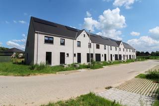 Dichtbij het centrum van Lokeren ter hoogte van de Vondelstraat wordt een nieuwe, kindvriendelijke woonbuurt opgericht met een authentieke dorpse architectuur. Deze gesloten en halfopen landelijke nieuwbouwwoningen beloven het perfecte evenwicht te worden tussen het weelderig groen en de stadse gemakken zoals openbaar vervoer, winkels en scholen. Bovendien worden alle woningen traditioneel gebouwd met hoogwaardige materialen en energiezuinige technieken waardoor uw comfort geoptimaliseerd wordt. Dankzij de ligging en duurzame visie zijn deze woningen geschikt als vaste woonplaats of rendabele investering. <br /><br />Deze gesloten bebouwing beschikt over een leefruimte met open keuken, ruime inpandige garage, 3 volwaardige slaapkamers, apart toilet op de nachthal en badkamer met bad, douche en dubbel lavabomeubel. De zolder is ideaal als bijkomende opbergruimte. Deze woningen worden standaard reeds uitgerust met een lucht-water warmtepomp en beschikken over een private oprit aan de woning. <br /><br /><strong>Troeven: </strong>
<ul>
<li><strong>Beschikbaar bij akte! </strong></li>
<li>Energiezuinige woning met lucht-water warmtepomp; </li>
<li>Kindvriendelijke omgeving; </li>
<li>3 volwaardige slaapkamers: 17m² - 13m² - 12m²; </li>
<li>Reeds voorzien van oprit, terras en grasmatten in de tuin; </li>
<li>Centrale ligging! </li>
</ul>
Ontdek dit unieke project in Lokeren en contacteer ons vrijblijvend voor meer informatie.<br />Jouw nieuwe thuis in Lokeren wacht op je.<br /><br /><strong>Ontdek lot 07 tijdens Nieuwbouwzondag op zondag 25 oktober, van 13u tot 16u.<br />Plan je bezoek of kom gewoon even vrijblijvend langs.<br />Meer info over onze deelnemende panden vind je op: https://www.nieuwbouwzondag.be/partners/hectaar/</strong>