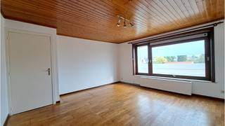 <strong>Comfortabel en energiezuinig appartement</strong> met 1 slaapkamer en <strong>TERRAS </strong>op een interessante ligging vlakbij de dorpskern van <strong>Aartrijke </strong>een deelgemeente van Zedelgem. <br /><strong>+ Energielabel B !</strong><br />+ Zonnepanelen aanwezig !<br /><br />Omvat een inkom lichtrijke living, ingerichte keuken, berging, slaapkamer, badkamer met ligbad douche combi en toilet en een terras.<br />#leukwonen #aartrijke #zedelgem<br /><br />Beschikbaar Onmiddellijk vrij !