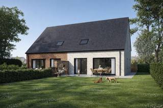 <p>Dit stijlvolle nieuwbouwproject omvat twee halfopen bebouwingen in het rustige en idyllische Bottelare. <br />De woningen combineren een moderne architectuur met een warme uitstraling en zijn ontworpen met oog voor comfort, licht en functionaliteit.<br />Dankzij de grote raampartijen geniet u in elke ruimte van een overvloed aan natuurlijk licht én connectie met de tuin.<br /><br />INDELING:<br />Inkomhal, gastentoilet met lavabo, lichtrijke leefruimte met open keuken, praktische berging, 3 slaapkamers (waarvan 2 met zuidgericht terras), en een badkamer uitgerust met ligbad en inloopdouche. <br />De zolderverdieping biedt de mogelijkheid om extra kamer(s) en een tweede badkamer/dressing te creëren.<br /><br />U heeft bovendien de vrijheid om de keuken en badkamer volledig naar eigen smaak in te richten, met een ruim budget van €20.000 en €7.000.<br /><br />Deze woning wordt gebouwd volgens de huidige, strenge energienormen en is uitgerust met onder andere zonnepanelen, een warmtepomp, hoogrendement dubbel glas en kwalitatieve vloer-, spouw- en dakisolatie.<br /><br />Aankoop aan 6% btw mogelijk op de constructie indien u aan de voorwaarden voldoet.<br /><br />Verkooprijs grond: 249.744 EUR.<br />Verkoopprijs constructie: 315.000 EUR.<br />Exclusief registratiekosten en btw.<br /><br />De vermelde oppervlakten zijn louter informatief en niet gebonden.<br /><br />Wenst u meer info, de plannen en het lastenboek, bel Marianne: 0478 38 12 88 of mail naar marianne@cornelis-goeman.be</p>