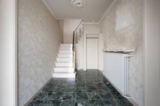 Deze woning is gelegen in het pittoreske Vreren, een rustige en landelijke deelgemeente van Tongeren-Borgloon. U geniet hier van een aangename woonomgeving met een vlotte verbinding naar het centrum van Tongeren, omliggende gemeenten en de belangrijkste invalswegen. Dankzij de combinatie van rust, groen en een goede bereikbaarheid vormt deze locatie een ideale uitvalsbasis voor wie comfortabel wil wonen in een landelijke omgeving. De woning is toe aan een renovatie, waardoor u ze volledig naar eigen smaak en volgens hedendaagse woonnormen kunt inrichten. Dankzij het EPC-label D geldt er echter geen renovatieplicht, wat een interessante troef vormt voor zowel eigenaars-bewoners als investeerders.<br /><br />Bij het betreden van de woning komt u terecht in een ruime inkomhal. Op het gelijkvloers bevinden zich verder een praktische badkamer, een ruime wasplaats en een garage met aansluitend een berging achteraan.<br /><br />De eerste verdieping omvat twee slaapkamers, een gezellige leefruimte, een extra bergruimte, de keuken en een afzonderlijk toilet.<br /><br />De woning beschikt over een aangename tuin waar u in alle rust kunt genieten van het buitenleven.<br /><br />Bent u op zoek naar een woning met potentieel op een rustige locatie? Dan is deze bel-étagewoning in Vreren zeker een bezoek waard. <br /> 