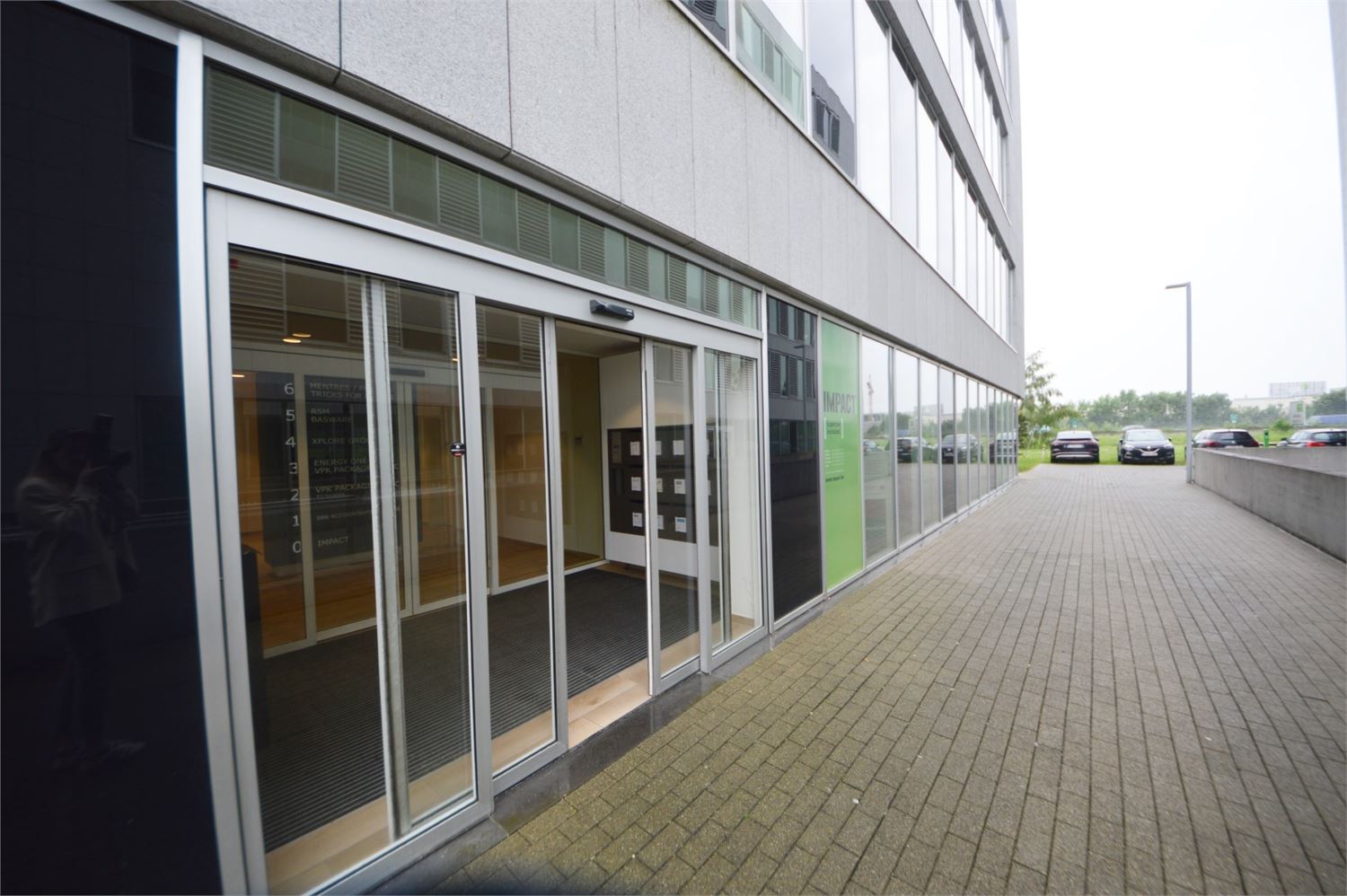 RECENTE KANTOREN INCL. 9 PARKINGS NAAST E40 - foto 2