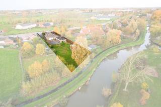 Ruime gelijkvloerse villa met bureau en aanpalende garage op een topligging naast Ter Borcht – Meulebeke.<br /><br />Op een bijzonder gunstige ligging vind je deze zeer degelijke en uitzonderlijk ruime gelijkvloerse villa met aangename tuin, open zicht en vlotte bereikbaarheid: de woning ligt pal naast domein Ter Borcht en combineert zo het beste van twee werelden: rustig en groen wonen, met snelle verbindingen naar Tielt, Ingelmunster, Ardooie en de E403.<br /><br />INDELING: <br /><br />De woning heeft een ruime inkomhal en gastentoilet.<br />Een bureel aan de voorzijde biedt de perfecte ruimte om van thuis uit te werken zonder in te boeten aan privacy.<br />Verder vind je drie zeer ruime slaapkamers, een badkamer met dubbele lavabo en douche in bad, een tweede apart toilet en een lichtrijke leefruimte met zicht op het groen achteraan.<br />De keuken sluit aan op een praktische wasplaats en geeft toegang tot de voorraadkelder. Via een vaste trap bereik je de niet-ingerichte, geïsoleerde zolder.<br /><br />In de aansluitende uitbouw bevinden zich een veranda, extra doucheruimte, stookplaats en een garage met ruimte voor drie wagens – een troef voor wie plaats zoekt voor hobby’s of professioneel materiaal.<br /><br />Dankzij de grote bewoonbare oppervlakte, praktische indeling en goede ligging is dit de ideale woning voor wie ruim wil wonen én werken in een groene omgeving.<br /><br />Pluspunten in één oogopslag:<br /><br />- Gelijkvloerse en bijzonder ruime woning<br />- Aangename tuin met open zicht, aansluitend aan domein Ter Borcht<br />- Perfecte ontsluiting richting Tielt, Ingelmunster, Ardooie en E403<br /><br />De villa vraagt enigszins aanpassing aan hedendaags wooncomfort. Met de grote volumes biedt deze eigendom hier zeker mogelijkheden.