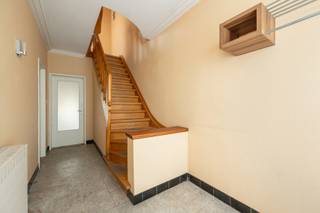 In het centrum van Beerse ligt deze op te frissen bel-etage woning in directe nabijheid van winkels, scholen en openbaar vervoer.Het gelijkvloers...