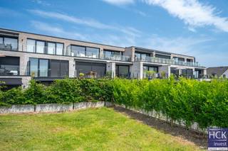 De liggingDeze luxueuze penthouse is gelegen op de tweede verdieping van residentie "Kruisem 47", nabij het centrum van Kruishoutem en midden in een...
