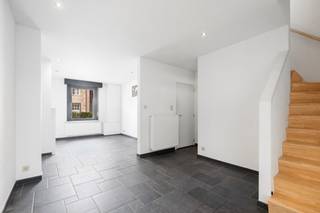 [[ DIT PAND NEEMT DEEL AAN DE ERA OPEN HUIZEN DAG OP 19/9 VAN 14:30 TOT 15:30 ]]
<h3><strong>Knusse en instapklare woning aan de rand van Eeklo</strong></h3>

<p>Op zoek naar een <strong>gezellige, instapklare woning op een uitstekende locatie</strong>? Dan is deze knusse woning aan de rand van Eeklo zeker een bezoekje waard!</p>

<p>De woning combineert <strong>comfort, gezelligheid en een vlotte ligging</strong>. Dankzij het goede EPC is er bovendien <strong>geen renovatieverplichting</strong>, wat betekent dat u hier zonder grote renovatiewerken uw nieuwe thuis kunt maken. Ook de <strong>elektrische installatie is conform</strong>, een mooie extra troef.</p>

<p>Binnen beschikt de woning over <strong>drie slaapkamers</strong>, waardoor ze zowel geschikt is voor een gezin, starters als wie graag een extra kamer heeft voor een bureau, hobbyruimte of logeerkamer.</p>

<p>Achteraan bevindt zich een <strong>klein terras</strong>, ideaal om op zonnige dagen even te genieten van een kop koffie of een aperitiefje. Een onderhoudsvriendelijke buitenruimte waar u in alle rust kunt ontspannen.</p>

<p>Ook de <strong>ligging</strong> is een absolute troef. Gelegen aan de rand van Eeklo, woont u hier rustig maar toch dicht bij alles wat u dagelijks nodig heeft. <strong>Winkels, scholen, sportcentra, het ziekenhuis, openbaar vervoer en andere voorzieningen</strong> bevinden zich in de nabije omgeving. Bovendien zijn de belangrijkste verbindingswegen vlot bereikbaar.</p>

<p><strong>Kortom: een gezellige woning met 3 slaapkamers, een goede energiescore, conforme elektriciteit en een uitstekende ligging. Instapklaar en zonder renovatieverplichting – ideaal voor wie zorgeloos wil verhuizen!</strong></p>

<p><strong>Een woning die u beslist in het echt moet komen ontdekken.</strong></p>