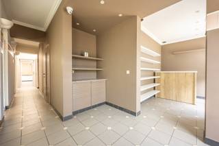 Op zoek naar een ruime woning of combinatie wonen/werken op een stratistische locatie in Waregem?<br /><br />Dit pand – momenteel ingeschreven als handelspand – biedt heel wat inrichtingsmogelijkheden en ruimte. Een functiewijziging naar wonen is mogelijk, wat het ideaal maakt voor wie op zoek is naar een open bebouwing met potentieel.<br /><br />TROEVEN:<br />* GEEN RENOVATIEVERPLICHTING (EPC D)<br />* TOPLIGGING met uitstekende bereikbaarheid en zichtbaarheid<br />* PRIVATE PARKEERPLAATSEN op eigen terrein<br />* RUIME INDELING – geschikt voor woonfunctie, praktijk, kantoor of atelier<br />* TWEE VERDIEPINGEN – veel ruimte en licht<br />* GOED ONDERHOUDEN<br /><br />INDELING:<br />Het gelijkvloers omvat een inkomhal, momenteel ingericht als wachtruimte, en meerdere aparte ruimtes die vlot herbestemd kunnen worden tot leefruimte, keuken, bureau of slaapkamer.<br /><br />Op de eerste verdieping zijn er extra kamers die inzetbaar zijn als slaapkamers, kantoorruimte of hobbyruimte. De structuur laat een flexibele herindeling toe.<br /><br />Er is ook ruime parkeergelegenheid op het terrein – een meerwaarde voor bewoners of bezoekers.<br /><br />Dit pand is perfect voor wie een open bebouwing zoekt met ruimte en mogelijkheden, op een toplocatie in Waregem.<br /><br />Ref. LS/25046/K<br />EPC: 447 kWh/m² UC: 20230819-0002966118-KNR-1