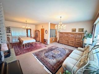 <p><span><strong>Aartselaar: Hoevelei 115.</strong></span></p><p><span><span>Bent u op zoek naar een woning die u volledig naar eigen smaak kan renoveren en inrichten? Dan is deze te renoveren bel-etage in Aartselaar ongetwijfeld een buitenkans.</span></span></p><p><span><span>Deze woning geniet van een uitstekende ligging tussen het centrum van Aartselaar en de A12, waardoor u profiteert van een vlotte verbinding naar Antwerpen, Brussel en de omliggende gemeenten. Bovendien bevinden winkels, scholen, openbaar vervoer en tal van andere voorzieningen zich op korte afstand.</span></span></p><p><span><span>Indeling:</span></span></p><ul><li><span><span>ruime inkomhal met vestiaire;</span></span></li><li><span><span>droge en afgewerkte provisiekelder;</span></span></li><li><span><span>grote garage met ruime achterliggende was- en stookruimte;</span></span></li><li><span><span>zeer ruime leefruimte met aansluitende eetkamer en keuken;</span></span></li><li><span><span>apart gastentoilet;</span></span></li><li><span><span>drie volwaardige slaapkamers (12, 12 en 22m2)</span></span></li><li><span><span>badkamer met toilet;</span></span></li><li><span><span>extra bergingsruimte;</span></span></li><li><span><span>praktische bergingszolder.</span></span></li></ul><p><span><span>Vooraan beschikt de woning over een oprit van circa 9 meter. Achteraan geniet u van een uitzonderlijk diepe tuin van ongeveer 360 m² (ca. 60 m x 6 m), momenteel voorzien van een serre en een tuinhuis. Deze prachtige buitenruimte biedt tal van mogelijkheden: van een royale gezinstuin over een speelparadijs voor kinderen tot de aanleg van een zwembad.</span></span></p><p><span><span>De aantrekkingskracht van Aartselaar blijft jaar na jaar bijzonder groot. Steeds meer gezinnen kiezen bewust voor deze groene en aangename gemeente omwille van de uitstekende mobiliteit, de hoge levenskwaliteit en de centrale ligging tussen Antwerpen en Brussel.</span></span></p><p><span><span>Dankzij de gegeerde ligging, de sterke vraag naar woningen in Aartselaar en het aanzienlijke renovatie- en uitbreidingspotentieel vormt deze eigendom een bijzonder interessante opportuniteit voor zowel gezinnen als investeerders.</span></span></p><p><span><span>U bent van harte welkom om deze woning vrijblijvend te komen bezichtigen na voorafgaande afspraak.</span></span></p>