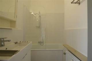 Studio van 34 m² te Antwerpen! Bij het binnenkomen komt u meteen terecht in de leef- en slaapruimte, die een gezellige en open indruk geeft. De studio beschikt over een apart gastentoilet en een badkamer uitgerust met een lavabomeubel en een ligbad met douchefunctie. De gesloten keuken is voorzien van een lavabo, kookvuur en ingemaakte kasten, wat zorgt voor voldoende opbergruimte en gebruiksgemak. Vanuit de keuken heeft u toegang tot het terras, dat bovendien is uitgerust met een praktische bergingkast. <br /><br />Ideaal voor studenten, starters of investeerders (momenteel verhuurd aan €680/maand)!<br /><br />Extra: <br />- EPC-klasse C (236 kWh -> GEEN renovatieverplichting!) <br />- Elektriciteit conform<br />- Gemeenschappelijke kost € 175,00/maand (inclusief: water, verwarming, syndicus, ...)<br />- Watertoets: perceelscore A, gebouwscore A. <br />- Woongebied, stedenbouwkundige informatie in aanvraag. <br /><br />Nabij school, winkels, autosnelweg, openbaar vervoer, etc. Voor meer info ga naar www.coenenvastgoed.be of bel 03/375.82.92