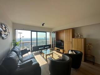 Cet appartement meublé, récemment entièrement rénové, est situé au 20e étage du prestigieux immeuble « De Mast » à Ostende et offre une vue...