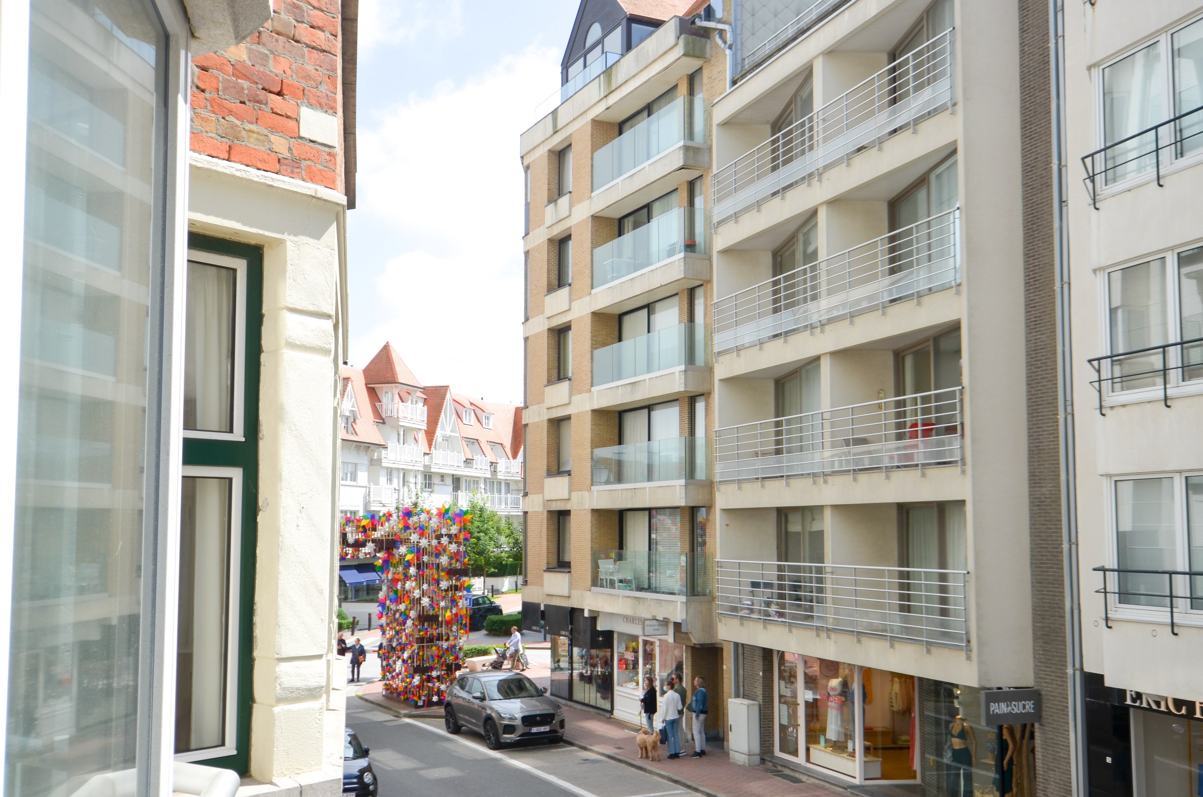 Tijdloos, recent volledig gerenoveerd appartement met zijdelings zeezicht gelegen in het Zoute. - foto 5