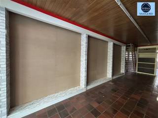 HANDELSZAAK + WOONSTDeze in het stadscentrum gelegen handelszaak met karaktervolle uitstraling biedt op de GELIJKVLOERS VERDIEPING een handelsruimte...