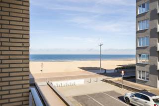 <p>Charmant appartement in Sint-Idesbald met breed lateraal zeezicht en balkon.</p>

<p> </p>

<p>Dit recent gerenoveerde appartement bevindt zich in het centrum van Sint-Idesbald, op wandelafstand van de zee, winkels en openbaar vervoer. Dankzij het brede laterale zeezicht geniet u dagelijks van een open en aangenaam zicht op het water. Het appartement beschikt over een praktische indeling met een lichtrijke leefruimte, slaaphoek en een gezellig balkon waar u volop van de zeelucht kunt genieten. Eeen uitgeruste keuken met combi-oven, vaatwasser en frigo. De centrale ligging in een toeristische zone maakt dit pand interessant als tweede verblijf of investering aan de kust. Een instapklaar appartement op een gegeerde locatie nabij strand en duinen.<br />prijs is inclusief meubelen!<br />Tevens is het appartement beschikbaar via de ondergrondse garage (perfect voor laden en lossen) ! </p>

<p>Belangrijkste ruimtes:<br />• Lichtrijke living met aangenaam lateraal zeezicht<br />• Functionele keuken<br />• Slaaphoek geïntegreerd in de leefruimte<br />• Badkamer met praktische indeling<br />• Apart toilet<br />• Berging voor extra opbergruimte<br />• Balkon om te genieten van de buitenlucht en het uitzicht<br />• Inkomhal met vlotte toegang tot de verschillende ruimtes</p>

<p> </p>

<p>Troeven:<br />• Breed lateraal zeezicht<br />• Recent gerenoveerd appartement<br />• Balkon op topligging nabij zee en centrum</p>

<p> </p>

<p>Neem vandaag nog contact op met je ERA-makelaar voor een bezoek.</p>

<p> </p>

<p>JOUW DROOMAPPARTEMENT. ZO GEVONDEN!</p>