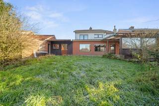 Spacieuse maison familiale avec jardin, garages et nombreuses possibilités de stationnement à Spiere-Helkijn, située dans un quartier...