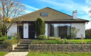 Voor een afspraak bel Kim 0473 72 33 62.Ruime woning OB met 6 slaapkamers op 769ca.Opvallend is de witte kunststof tegen de voorgevel.Achter deze...