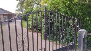 Wonen in rust, licht en groen – unieke bungalow met zicht op de DendervalleiStel je voor: thuiskomen in alle rust, omringd door groen, met een open...