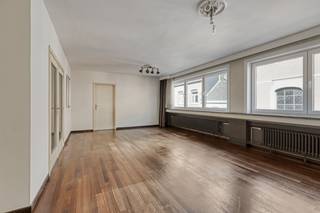 <p><span>Prachtig ruim appartement met 3 slaapkamers en autostaanplaats gelegen in het hart van Maaseik. </span></p><p><span> </span></p><p><span>ALGEMEEN</span></p><ul><li><span>Bouwjaar: 1971</span></li><li><span>Bewoonbare oppervlakte: 138 m² (volgens EPC-certificaat)</span></li><li><span>Uitstekende locatie in het centrum, op de Bosstraat van Maaseik</span></li><li><span>KI: €982</span></li><li><span>Gelegen op de tweede verdieping. Lift aanwezig. </span></li><li><span>EPC-label: B (101), waardoor het appartement niet onderhevig is aan de renovatieverplichting</span></li><li><span>Individuele verwarming op aardgas</span></li><li><span>Parkeerplaats bereikbaar via de achterzijde aan de Boomgaardstraat</span></li><li><span>Gemeenschappelijke kosten: €75/maand </span></li></ul><p><span> </span></p><p><span>INDELING</span></p><ul><li><span>Inkomhal met tegelvloer en vestiairekast, toegang tot alle vertrekken</span></li><li><span>Ruime en lichtrijke woonkamer met grote raampartijen en prachtig zicht over de Bosstraat</span></li><li><span>Keuken uitgerust met keramische kookplaat, oven, koelkast en spoeltafel</span></li><li><span>Tussenhal met inbouwkasten</span></li><li><span>Gastentoilet met wastafel</span></li><li><span>Badkamer met douche, toilet en dubbel wasmeubel</span></li><li><span>Twee ruime slaapkamers, waarvan één met inbouwkast</span></li><li><span>Master bedroom met toegang tot een balkon aan de achterzijde van het gebouw</span></li><li><span>Kelderberging met stroomvoorziening</span></li><li><span>Autostaanplaats aan de achterzijde van het gebouw</span></li></ul><p><span> </span></p><p><span>Een uniek appartement op een toplocatie, klaar om uw thuis te worden! Contacteer ons voor meer informatie of een bezichtiging via 089/56.06.91 of verkoop@janssennv.be.</span></p><p><span> </span></p><p><span> </span></p><p><span> </span></p>