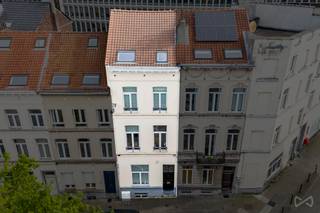 EU-wijk – Prachtige, ideaal gelegen eengezinswoning met meerdere slaapkamers, garage en terras<br /><br />We Invest heeft het genoegen u deze prachtige eengezinswoning van ±249 m² voor te stellen, ideaal gelegen in het hart van de gegeerde Europese wijk.<br />Een zeldzaam pand dat u zal bekoren door zijn volumes, lichtinval en strategische ligging.<br /><br />Gelegen tussen de rotonde Schuman en het Jourdanplein, geniet deze woning van een toplocatie, vlakbij alle voorzieningen: openbaar vervoer, restaurants, winkels, parken en scholen.<br /><br />Twee aparte toegangen zorgen voor optimaal comfort:<br /><br />Voetgangersingang via de Tourellestraat<br />Toegang voor voertuigen via de Demotstraat, tegenover de Europese Commissie<br /><br />Indeling van de woning<br /><br />Gelijkvloers: inkomhal, eetkamer, uitgeruste keuken, binnenplaats, garage met sectionale poort<br />1e verdieping: ruime leefruimte, dubbele salon met toegang tot het terras (vergund)<br />2e verdieping: master bedroom, badkamer met douche en bad<br />3e verdieping: apart toilet / stookruimte (tussenverdieping), twee slaapkamers (of bureau/dressing), douchekamer<br />Ingerichte kelder: wasruimte, berging, extra slaapkamer met aangrenzende douchekamer<br /><br />Aanvullende informatie<br /><br />Woning in goede algemene staat<br />EPC: E – CO₂: 52 kg/(m².jaar) – 264 kWhEP/(m².jaar)<br />Raam van de badkamer vervangen na opmaak van het EPC<br />Elektriciteit niet conform<br /><br />Info & bezoeken<br />maxime.l@weinvest.be | 02 315 77 22