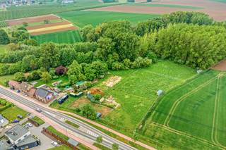 <p>Gerenoveerde woning met 3 slaapkamers op een fantastisch perceel van 94a 51ca. De woning is doorheen de jaren grondig gerenoveerd. Denk hierbij maar aan de verwarming (aardgas), de fantastische keuken, de badkamer, vloeren, ... . Het is het ideale pand voor een dierenliefhebber of iemand die houdt van een groene omgeving. Achter de charmante gevel treffen we deze gezinswoning met een bewoonbare oppervlakte van 244 m² (bron: EPC)</p><p><u>De indeling is als volgt:</u><br />Gelijkvloers: Inkomhal met steigerhouten kast, ruime leefruimte met houtkachel en een zeer ruime volledig geïnstalleerde keuken met eethoek. Verder is er nog een toilet, een aparte wasplaats, een badkamer met ligbad, douche en enkele lavabo. Verder zijn er nog 2 bergruimtes met zicht op de tuin. Hier is er ook al een schuifraam en een nieuwe achterdeur voor besteld en kunnen door de nieuwe eigenaar geplaatst worden. </p><p>Verdieping: 2 zeer ruime slaapkamers waarvan de masterbedroom voorzien is van een dressing. Vanuit deze dressing is er ook toegang tot de zolder waar gemakkelijk nog extra slaapkamers kunnen bijgemaakt worden. Er is nog een 3de kinderkamer of bureelruimte. Tweede ruime badkamer volledig vernieuwd en klaar om verder afgewerkt te worden. </p><p>In de zuid georiënteerde tuin is je privacy gegarandeerd. Het perceel lijkt eindeloos en beschikt over meerdere stallingen. Geniet elke dag van een mooi zicht en het groen.</p><p>Gunstig EPC-label D (338 kWh/(m²/jaar) - dak volledig vernieuwd (inclusief gebinte)<br />Asbestattest is voorhanden en de woning is niet-asbestveilig - slechts 2 materialen – zie attest onder “downloads”.<br />De elektriciteit is niet conform en heeft enkele opmerkingen - centrale verwarming op aardgas.</p><p>Op zoek naar een charmante woning boordevol potentieel op een fantastisch perceel? Neem dan vandaag nog contact op voor een bezoek.</p><p>Wij ontzorgen je ook voor de <strong>verkoop van je huidige woning!</strong> Voor meer uitleg helpen we je graag verder.</p>