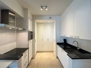 Élégant appartement de 2 chambres avec terrasse (50m2) sur le toit exclusive, petite terrasse attenante au salon et place de parking souterraine (non comprise dans le prix de vente)Situé au 8e et dernier étage, cet appartement de 2 chambres aux finitions haut de gamme allie à la perfection espace, lumière et confort.Le salon et la deuxième chambre se caractérisent par une forme triangulaire originale, qui confère à l’appartement un cachet architectural unique et procure une sensation d’espace surprenante. Grâce à un agencement bien pensé, vous profiterez d’un cadre de vie agréable où chaque mètre carré est exploité de manière optimale.La deuxième chambre est en outre équipée d’une armoire murale entièrement sur mesure, comprenant un deuxième réfrigérateur et un congélateur. Elle dispose également d’un lit escamotable intégré de 90 cm de large. Cela permet d’aménager la pièce de manière flexible en chambre d’amis ou en bureau, sans perdre d’espace de rangement.Les finitions haut de gamme sautent immédiatement aux yeux. Le parquet chaleureux se marie avec élégance aux carreaux de sol raffinés, créant ainsi une ambiance intemporelle et luxueuse.La spacieuse terrasse sur le toit, accessible par un escalier extérieur, constitue un atout indéniable. Cette terrasse exclusive est réservée aux deux propriétaires des appartements situés au 8e étage, ce qui vous permet de profiter en toute tranquillité du soleil, d’une intimité maximale et d’une vue magnifique.De plus, l’appartement dispose d’une place de parking privative (supplément de 35 000 euros), ce qui garantit un confort supplémentaire et une solution de stationnement sans souci. Un appartement prêt à emménager, doté d’une architecture exceptionnelle, de matériaux de qualité, d’une terrasse sur le toit exclusive, d’une place de parking privée et de solutions sur mesure intelligentes : une combinaison rare qui fait de ce bien une excellente opportunité immobilière. Le tout sur votre propre compteur.Rendez-vous sur www.abricasa.be et prenez rendez-vous avec notre assistante numérique Alice pour discuter de votre vente !Abricasa – L'immobilier pour les générations : votre partenaire immobilierVous souhaitez vendre votre bien ou vous recherchez un agent immobilier pour la location ou la gestion ?Abricasa vous offre un accompagnement personnalisé pour toutes vos questions immobilières, du début à la fin.Venez faire notre connaissance !