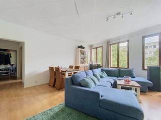 <p><span>Gezellig appartement te Antwerpen</span></p><p><span>Op de tweede verdieping van een kleinschalig appartementsgebouw is dit appartement gelegen. Het ligt niet ver van de Leien, het historisch centrum en ook op wandelafstand van de jachthaven en het Eilandje met zijn vele restaurants en cafeetjes. Het appartement is voorzien van een slaapkamer met dressing/bureau, ruime woonkamer, keuken, badkamer met ligbad en een extra wasplaats met aansluiting wasmachine en droogkast. </span></p><p><span>De vaste kosten zijn 200,- euro per maand : inclusief verbruik van water en gas van het appartement. </span></p><p><span> </span></p>