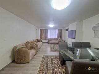 Lichtrijk 3 slaapkamer appartement van 104m² met terras vlakbij het Rivierenhof. Men komt binnen via een inkomhal die het verdeelpunt is van het...