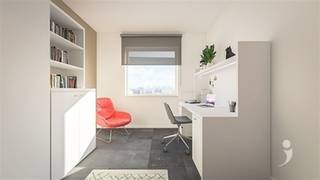 <p><span>Nos chambres standard ont une superficie moyenne de 14</span><span><sup>m2</sup></span><span> et disposent d'un lavabo avec mitigeur et d'un meuble.</span></p><p><span>Les chambres standard sont réservées aux étudiants issus de familles dont le revenu imposable commun ne dépasse pas 80 000 euros par an (uniquement sur présentation de l'attestation établie par le Service social de la KULeuven).</span></p><p><span>Elles offrent le même confort que les chambres confort, notamment :</span></p><ul><li><span> Finition peinte</span></li><li><span> Luminaires LED</span></li><li><span> Prises de courant</span></li><li><span> Connexion UTP</span></li><li><span> Interphone</span></li><li><span> Meubles</span></li></ul><p><span> Rideaux</span></p>