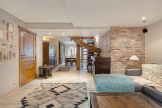 Bent u op zoek naar een strategisch gelegen renovatieproject aan de kust? Dit huis te koop in de Burgemeester Camille Deckersstraat biedt de...