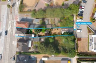 Bent u op zoek naar een gezellige woning met 3 slaapkamers, een aangename tuin en heel wat praktische troeven op een centrale ligging? Dan is deze woning in het hartje van Koekelare zeker een bezoek waard. Dankzij de uitstekende ligging bevinden winkels, supermarkten, scholen, horeca en tal van andere voorzieningen zich op wandelafstand. Een belangrijke troef is de uitweg aan de achterzijde, die rechtstreeks toegang biedt tot de ruime garage/opslagruimte en carport. Daarnaast beschikt de woning over een recent vernieuwde keuken en een volledig vernieuwde elektrische installatie.<br /><br />Indeling: inkomhal, ruime en lichtrijke leefruimte met zit- en eetplaats, volledig geïnstalleerde keuken en droge kelder. Op de eerste verdieping bevinden zich twee volwaardige slaapkamers, een kinderkamer/bureau en een badkamer. Verder beschikt de woning over een ruime zolder en een praktische wasruimte met afzonderlijk toilet.<br /><br />De gezellige tuin beschikt over twee terrassen: een ruim terras dat aansluit bij de woning en een tweede, zonovergoten terras waar u heerlijk van de zon kunt genieten. De leuke buitenbar vormt hierbij een extra troef en maakt van de tuin een aangename plek om te vertoeven.<br />Helemaal achteraan het perceel bevinden zich de ruime garage/opslagruimte en carport, met voldoende mogelijkheden voor het parkeren van de wagen en heel wat extra opbergruimte.<br /><br />Kortom, een aangename woning op een uitstekende ligging in het centrum van Koekelare, met een mooie combinatie van gezellig wonen en praktische mogelijkheden.<br />Interesse? Neem gerust contact op met Ward via 0470 20 66 88 voor meer informatie of een bezoek ter plaatse.<br /><br />Renovatieplicht van toepassing.