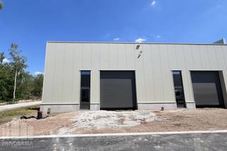 <strong>Duurzame KMO-unit</strong> van 820 m², <strong>samenvoegbaar tot een totale oppervlakte van 2.460 m²</strong>, te koop.<br /><br />De site is strategisch gelegen vlak bij het Albertkanaal, een cruciale logistieke as voor transport en economische activiteit in Limburg. Bovendien geniet het bedrijvenpark van een uitstekende bereikbaarheid dankzij de nabijheid van de E313 en E314, met snelle verbindingen richting Brussel, Antwerpen, Nederland en Duitsland.<br /><br />De KMO-Unitsworden casco opgeleverd en zijn voorzien van<strong> sectionale poorten</strong> (4,2m H x 4m B), <strong>een vrije hoogte van 6m</strong>, geïsoleerd dak, sandwichpalen, lichtstraat met rookluik en<strong> betonvloer met een maximum draagvermogen van 1.000 kg/m².</strong><br />De buitengevels bestaan uit een geïsoleerde prefabplint in grijsglad gewapend beton. De plinten hebben een sandwichstructuur.<br /><br />De loodsen zijn geschikt voor zowel opslag, kantoren, showroom, als productie en bieden een ideale omgeving om te ondernemen.<br /><br />Contacteer<strong> PANORAMA B2B </strong>voor bijkomende inlichtingen, plannen of een vrijblijvend plaatsbezoek <strong>011 220 500.</strong>