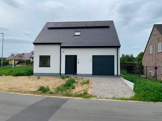 immo DAVID stelt voor: energiezuinige nieuwbouwwoning met 4 slaapkamers in Mazenzele (Opwijk), waar hedendaagse architectuur, ruimte en duurzaamheid perfect samenkomen. <br />Gelegen op een perceel van ca. 554 m² geniet u van een rustige, groene omgeving met een uitstekende bereikbaarheid naar Brussel, Aalst en Dendermonde.<br /><br />De woning biedt ca. 245 m² bewoonbare oppervlakte en omvat een lichtrijke leefruimte met open keuken, berging, inpandige garage en een zuidgerichte tuin met terras. Op de verdieping bevinden zich vier volwaardige slaapkamers, twee badkamers en een aparte berging. De geïsoleerde zolder van ca. 40 m² biedt extra opbergruimte.<br /><br />Dankzij de warmtepomp met vloerverwarming en koeling, zonnepanelen, ventilatiesysteem D met warmterecuperatie, regenwaterrecuperatie en hoogwaardige isolatie behaalt de woning een E-peil van maximaal 20, wat zorgt voor optimaal wooncomfort en bijzonder lage energiekosten.<br /><br />De afwerking gebeurt met kwalitatieve materialen. In de prijs is bovendien een volledig uitgeruste Belgische maatkeuken ter waarde van € 21.326 incl. btw inbegrepen. Daarnaast is er een voorziening voor een laadpaal aanwezig, evenals de tuinomheining met haagbeplanting, oprit en terras.<br /><br />Verkoopprijs: € 569.055 exclusief registratierechten, btw, notariskosten en aansluitingskosten.<br /><br />Interesse? Contacteer Immo DAVID voor meer informatie over dit prachtige nieuwbouwproject.