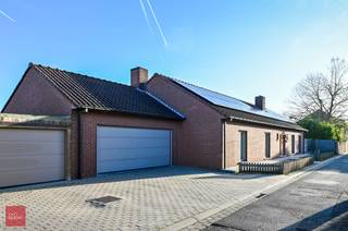 Verzorgde woning met alle comfort bestaande uit een inkomhall, grote living, aparte ingerichte keuken, 3 slaapkamers + badkamer op...