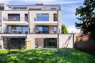 Dit instapklare gelijkvloeres appartement in Mariaburg, Ekeren, biedt het perfecte evenwicht tussen rust en stedelijk wonen. Met een bewoonbare oppervlakte van ca. 100 m² beschikt dit appartement over twee slaapkamers en een mooie ingerichte badkamer, ideaal voor kleine gezinnen of koppels die extra ruimte wensen.<br /><br />Het appartement beschikt over een mooie tuin, waar u in alle privacy kunt ontspannen of genieten van gezellige barbecues met vrienden en familie. Daarnaast is er een eigen parkeerplaats aanwezig, wat een groot voordeel is in deze vlot bereikbare buurt van Antwerpen. Een autostaanplaats is te koop aan 27.500 euro.<br /><br />Dankzij de gunstige ligging in Mariaburg, dichtbij winkels, openbaar vervoer en groenvoorzieningen, geniet u hier van alle comfort en gemak. Dit appartement combineert praktische leefruimte met een aangename buitenomgeving, en is klaar om uw nieuwe thuis te worden.<br /><br />Aankoop onder btw stelsel van 21%.<br /><br />Interesse?<br />Contacteer LISTED voor een bezoek ter plaatse: +32 3 283 51 51.
