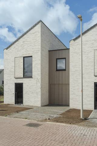 In een nieuwe en familievriendelijke woonwijk in Evergem realiseert Danneels een ruime gezinswoning in moderne bouwstijl op het lot 40.<br />Deze woning biedt 193 m² woonruimte met o.m. een lichtrijke woonkamer, ingerichte eilandkeuken en badkamer, 4 ruime slaapkamers, veel bergruimte, een omheinde tuin met terras, oprit en carport.  <br /><br />Het zeer lage E-peil 7 zorgt voor een lagere energiefactuur en je woont energie-efficiënt dankzij een geothermische warmtepomp, vloerverwarming, zonnepanelen en een ventilatiesysteem met warmterecuperatie.<br /><br /><span>Danneels werkt jouw nieuwe woning sleutel-op-de-deur voor je af, incl. terras, oprit en tuinomheining. Voor een vaste prijs en tegen een afgesproken einddatum. Jij kiest de keuken- en badkamerinrichting, vloer- en wandtegels bij onze partners. Onze klantenbegeleider staat voor je klaar met advies op maat. </span>