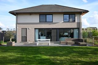 Bent u op zoek naar een instapklare woning waar ruimte, comfort en een uitstekende ligging harmonieus samenkomen? Zoek niet langer. Deze...