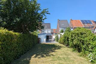 <p><strong>Cosy and energy-efficient semi-detached home with sunny garden in Merelbeke</strong><span></span></p>
<p>Looking for a move-in-ready family home in the centre of Merelbeke? This attractive semi-detached property is definitely worth a visit.</p>
<p>The entrance hall leads into a spacious and bright living area featuring a cosy sitting area, dining space, open and fully equipped kitchen, and a play corner. Adjacent to the living area are a spacious office, a fully renovated bathroom with bathtub, toilet and double washbasin, as well as a practical storage/laundry room.</p>
<p>The first floor offers two spacious bedrooms. The converted attic provides a third fully finished bedroom and a fourth room currently used for storage, which can easily be transformed into an additional bedroom, office or hobby room. The property also features a large, dry basement.</p>
<p>The home is energy-efficient thanks to a high-efficiency gas boiler (2019), double glazing with shutters and additional cavity wall insulation. This results in a favourable EPC score of 200 kWh/m² (label B).</p>
<p>The absolute highlight is the sunny, south-east-facing garden with greenhouse, vegetable garden, a 2,500-litre rainwater tank and a beautifully landscaped 38 m² terrace in Belgian bluestone. The charming garden shed provides convenient additional storage space for bicycles, garden equipment and more. A gate alongside the property also provides direct access to the garden from the street.</p>
<p>Located in a young and pleasant residential neighbourhood, close to shops, schools and public transport, this property combines peaceful living with excellent accessibility.</p>
<p>Interested? Contact Simon Coens on 0478 20 67 74, at simon@cornelis-goeman.be or via the Cornelis &amp; Goeman website.</p>