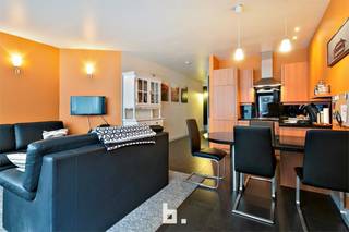 Instapklaar gelijkvloers appartement vlak tegen de zeedijk te Oostende (Mariakerke) met inkom, ruime living met open keuken, badkamler...