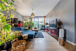 <p>This is not simply a ground-floor apartment, but a space designed for a different way of living. Behind the elegant lines of a recent residence lies an apartment that combines generous volumes, privacy, and freedom, with 150 sqm of gross living space opening onto a private garden, sheltered from view.</p>
<p>The heart of the home is the living area: a fluid space where indoor and outdoor living blend seamlessly thanks to large picture windows. The garden becomes an extension of the home — morning coffee in the sun, summer dinners, moments of calm away from the urban bustle. The open-plan kitchen, modern and fully equipped, supports these shared moments, while a spacious utility room/laundry discreetly handles the practical side of everyday life without ever imposing on the space.</p>
<p>The night area is designed with comfort and flexibility in mind: two welcoming bedrooms, a study adaptable to your needs, and a bathroom conceived as a private retreat, featuring double sinks and a private sauna. And for those whose projects require space and quiet, a separate garden office offers a true separation between private life and professional activity.</p>
<p>The level of finish matches the same high standards: underfloor heating, refined finishes, and well-balanced volumes. One everyday luxury that truly makes a difference: the possibility to park a vehicle directly on the garden side.</p>
<p>In terms of location, the setting remains well connected without being intrusive: Uccle-Stalle train station, tram lines 4 and 82, quick access to major roads, the Neerstalle sports centre, and the shops of Xavier De Bue just minutes away.</p>
<p>The asking price falls within a range that may allow eligible buyers to benefit from the reduced registration duties, significantly lowering the overall acquisition cost — a valuable advantage in addition to the property’s intrinsic qualities.</p>
<p>A rare opportunity for those seeking a home with meaning, space, and a true sense of breathing room.</p>
<br />EPC D+ : 170 kWh/(m².year) – 34 kg CO₂/(m².year)