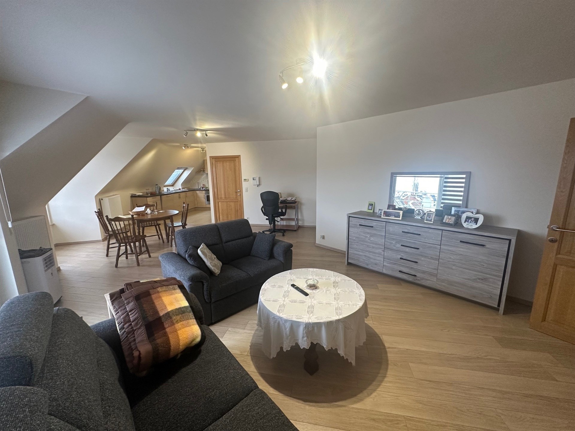 Ruim appartement met 2 slaapkamers nabij het centrum - foto 2