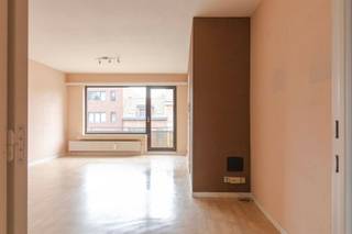 <h3><span>Gezellig appartement met 2 slaapkamers en garagebox in het centrum van Maria-ter-Heide</span></h3><p><span>Op zoek naar een comfortabel appartement op een centrale en gunstige locatie? Dit goed onderhouden appartement, gelegen in het centrum van Maria-ter-Heide, combineert een aangename woonomgeving met lage gemeenschappelijke kosten en een zeer gunstig EPC.</span></p><p><span>Het appartement bevindt zich op de </span><span>eerste verdieping</span><span> van een goed onderhouden gebouw en beschikt over een praktische indeling met </span><span>2 slaapkamers</span><span>. Dankzij de centrale ligging bevinden winkels, voorzieningen, openbaar vervoer en andere faciliteiten zich op korte afstand.</span></p><p><span>Een absolute meerwaarde is de </span><span>achtergelegen garagebox, die inbegrepen is in de verkoopprijs</span><span>. Ideaal voor het veilig parkeren van uw wagen of voor extra bergruimte.</span></p><p><span>Belangrijkste troeven:</span></p><ul><li><span>Gelegen in het centrum van Maria-ter-Heide</span></li><li><span>Zeer gunstig EPC</span></li><li><span>Goed onderhouden gebouw</span></li><li><span>2 slaapkamers</span></li><li><span>Geen lift, lage gemeenschappelijke kosten</span></li><li><span>Achtergelegen garagebox inbegrepen in de verkoopprijs</span></li><li><span>Interessante ligging nabij winkels en dagelijkse voorzieningen</span></li></ul><p><span> </span></p><p><span>Een interessante opportuniteit voor wie op zoek is naar een degelijk appartement met </span><span>lage maandelijkse lasten én een garagebox inbegrepen</span><span>.</span></p><p><span>Neem gerust contact op voor meer informatie of een bezoek ter plaatse.</span></p>