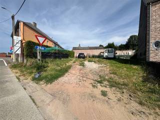 <p>Hoekwoning met bouwgrond voor halfopen bebouwing te Roosdaal</p><p>Deze ruime hoekwoning te Roosdaal wordt aangeboden in combinatie met bouwgrond voor een halfopen bebouwing en vormt zo een interessante opportuniteit voor gezinnen, investeerders of projectontwikkelaars.</p><p>De woning beschikt over een bewoonbare oppervlakte van maar liefst 227 m² en omvat onder meer drie slaapkamers en één badkamer. Dankzij de ruime indeling is er voldoende plaats voor een gezin en blijven er verschillende mogelijkheden om de woning verder naar eigen smaak in te richten.</p><p>Het totale perceel heeft een oppervlakte van 553 m². De combinatie van de bestaande woning en de bouwgrond biedt tal van mogelijkheden, zowel voor eigen bewoning als voor een investerings- of bouwproject.</p><p>Bent u op zoek naar een ruime gezinswoning met bijkomend bouwpotentieel op een gunstige locatie in Roosdaal? Dan verdient deze eigendom zeker uw aandacht. Neem contact met ons op voor meer informatie of een bezoek.</p>