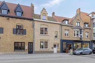 In het historische centrum van Diksmuide bieden wij u deze charmante woning met 2 slaapkamers aan. Deze gezellige en instapklare woonst bevindt...