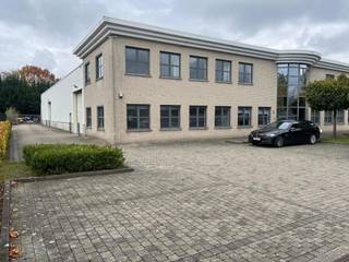 Magazijn van 512m² met 2 sectionale poorten en een mezzanine van 96m² met een gelijkvloerse kantoorruimte van 102m².Aangenaam en lichtrijk kantoor op...