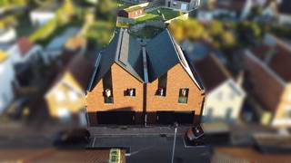 Nieuwbouwwoning gelegen in het centrum van Maldegem, een zeer rustige en centale ligging, vlakbij de markt en Tennisclub 't Lobbeke. De woning heeft ook een vlotte verbinding richting expresweg Antwerpen - Knokke-Heist, en richting Aalter. <br />De indeling van deze woning is inkom met vestiaire en gastentoilet. Lichtrijke woonkamer met open keuken, dat uitgeeft op terras en tuin. Inpandige garage.<br />De eerste verdieping omvat 3 ruime slaapkamers. Centraal gelegen badkamer met ligbad en douche. Zolderruimte. <br />De woning zal worden afgewerkt worden met een energiezuinige Viessman warmtepomp. Ook is deze woning nog voorzien met een uitweg langs de achtertuin door een erfdienstbaarheid.<br />EPB &lt; E20. Aankoop onder 6% BTW mogelijk, indien voldaan is aan de voorwaarden, informeer u bij ons op kantoor. <br />Ref. P8001 