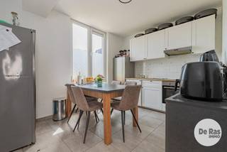 EERSTE BEZOEKDAG VRIJDAG 21/08 VAN 16U - 19U (ENKEL OP AFSPRAAK!!)<br /><br />LEDE - Centraal gelegen rijwoning met 3 slaapkamers<br />Alle voorzieningen zoals winkels, scholen, openbaar vervoer en het station zijn nabij.<br /><br />In 2019 onderging deze stadswoning een totaalrenovatie.<br />Naar indeling toe beschikt het op het gelijkvloers over een inkomhal, een gastentoilet, een keuken en een woonkamer.<br />Op de eerste verdieping bevinden zich twee slaapkamers en de badkamer met douche en toilet.<br />De zolderverdieping herbergt de derde slaapkamer met douche en lavabo.<br /><br />Naar comfort toe beschikt deze woning over centrale verwarming op gas, dubbele beglazing en conforme elektrische installaties.<br /><br />Dit pand kan ook perfect dienen als opbrengsteigendom, het is tevens momenteel verhuurd via het SVK.<br /><br />Kortom bent u op zoek naar een centraal gelegen rijwoning met 3 slaapkamers die u een mooi rendement kan opleveren, aarzel dan niet en maak snel uw afspraak! Voor meer info of bezoek 053/60.65.60<br /><br />De vermelde prijs is een richtprijs. Na ontvangst van de biedingen zal de verkoper beslissen of hij/zij de eigendom verkoopt aan het beste bod. De richtprijs is aldus niet bindend voor de verkoper. Voor meer info kunt u ons contacteren of het reglement raadplegen op onze website.