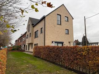 Gerenoveerde duplex in een kleine residentie in Grimbergen, omvattende: inkomhal met aparte wc, living (32m²) met toegang tot het groot terras...