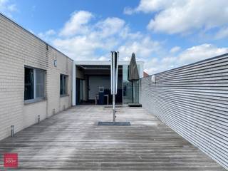 Uniek wonen. Aparte gelijkvloerse inkomhall met garage en berging; op verdiep bevindt zich een ruime lichtrijke living met haard, ingerichte keuken, 3 slaapkamers, badkamer. Men geniet van een heel groot privaat terras met overdekte verwarmde bar. Instapklaar. Geen syndiek.